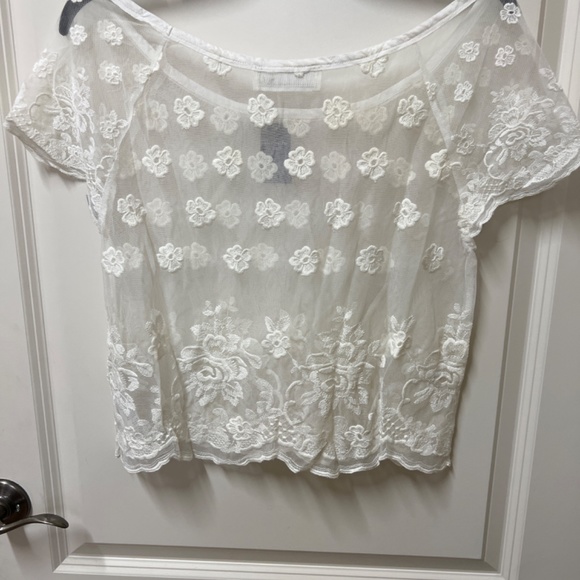 Adorable mesh embroidered crop top - Picture 4 of 4